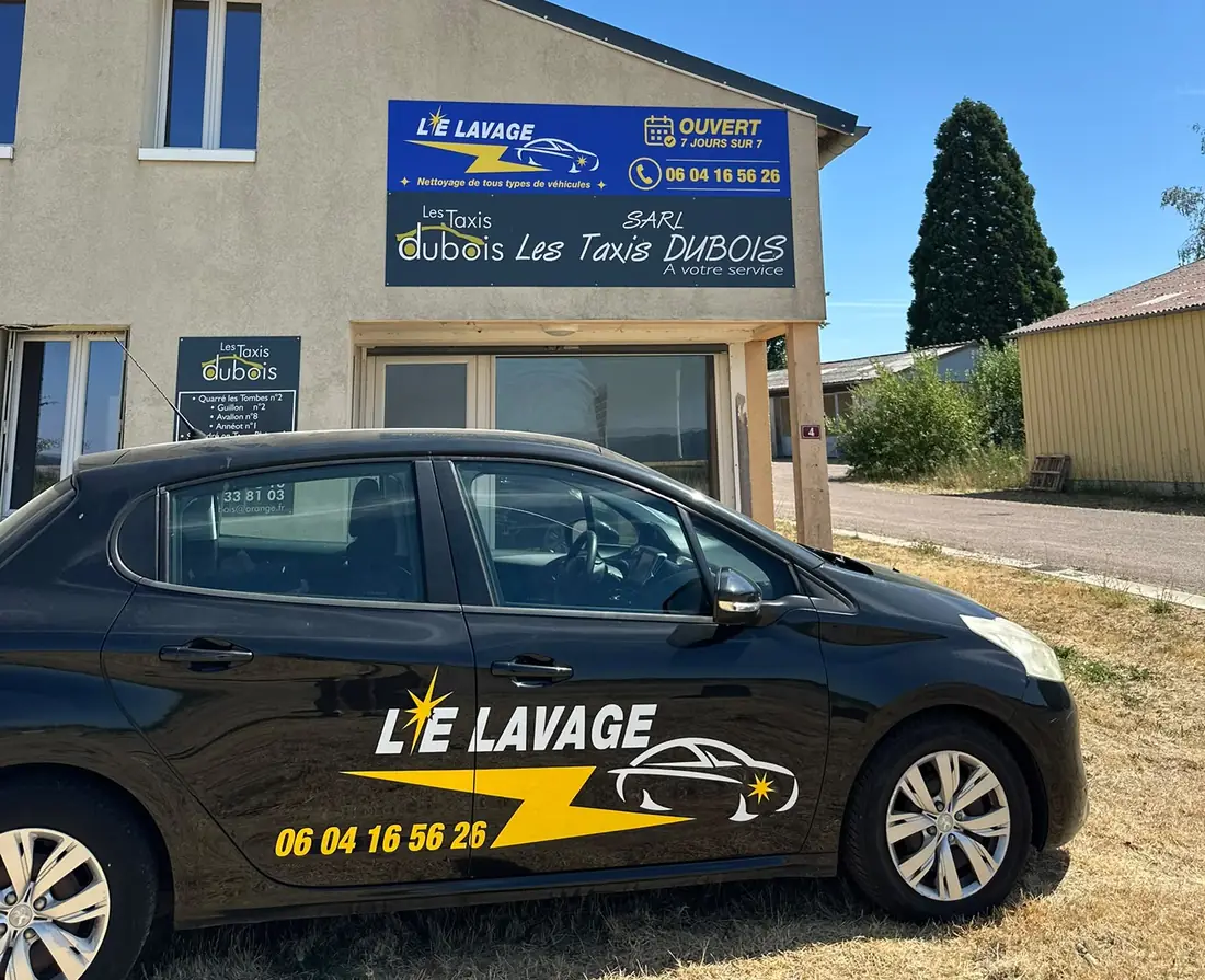 L'atelier de Le Lavage 89 à Quarré-les-Tombes, avec le véhicule de service floqué aux couleurs de l'entreprise