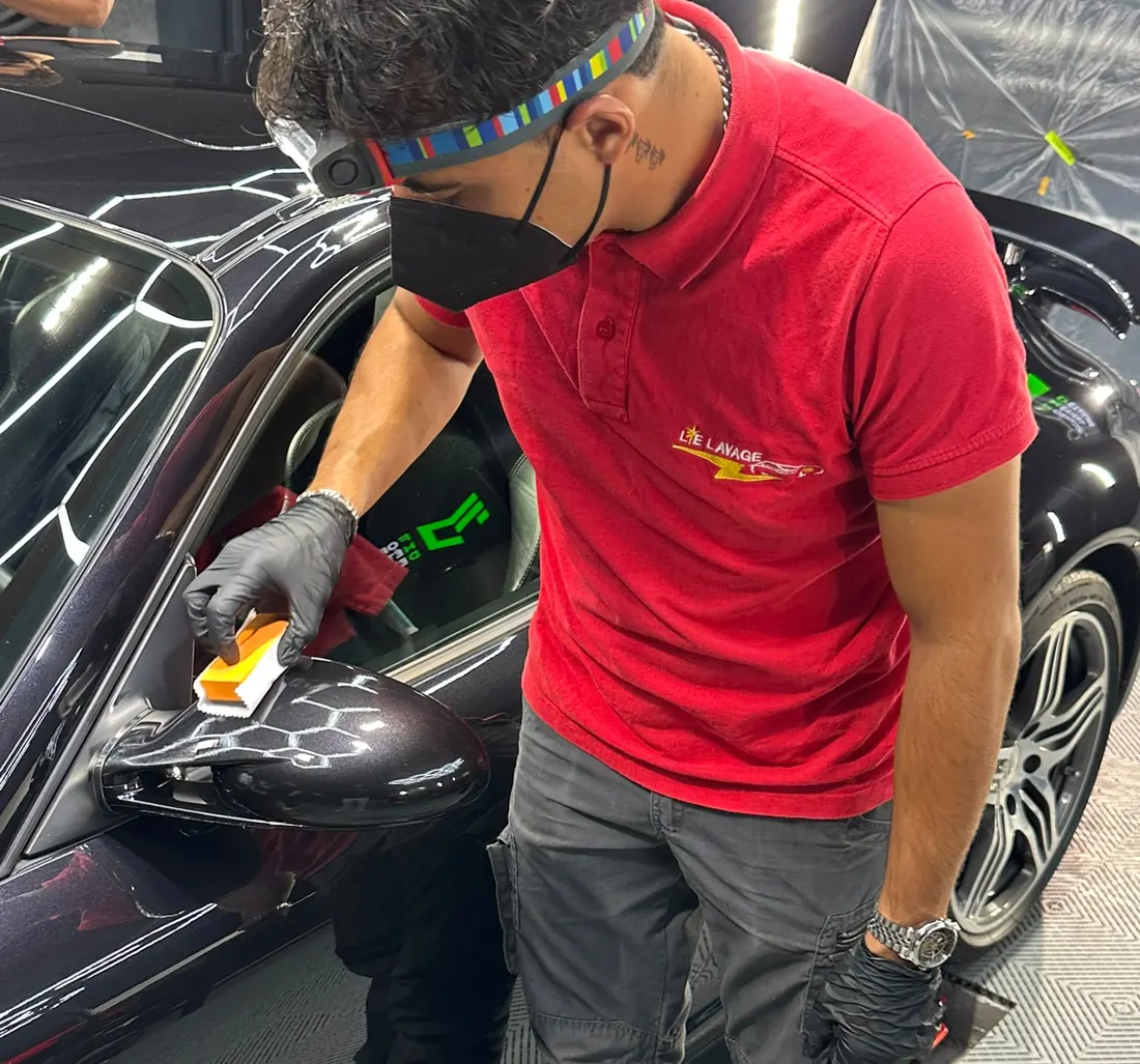 Application d'une céramique sur le rétroviseur d'une voiture noire