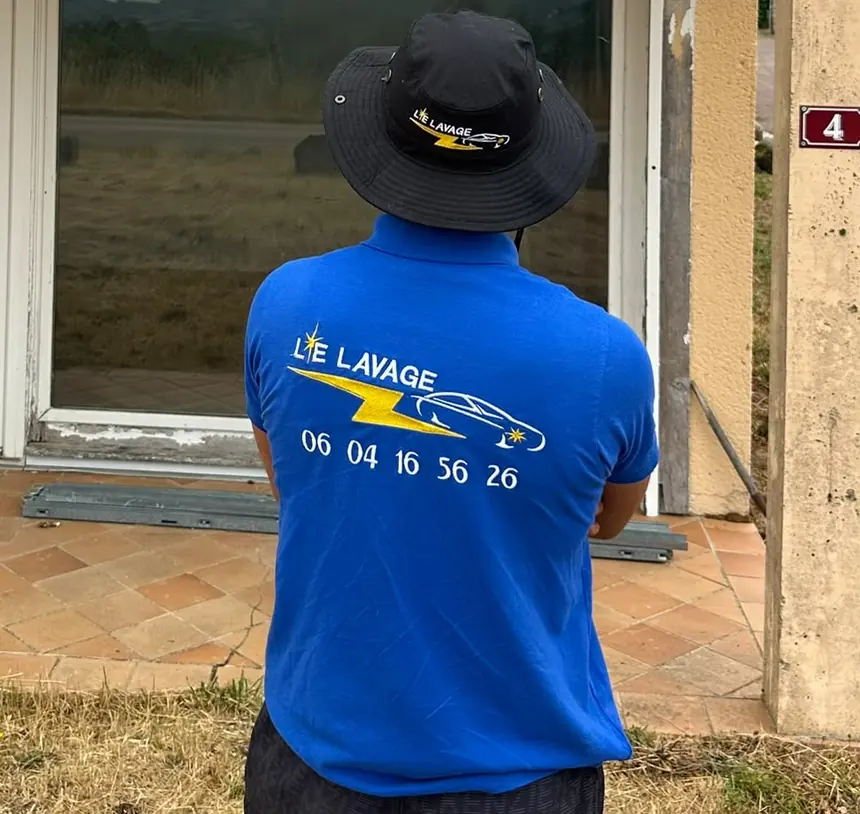 Dario Lalli en polo Le Lavage 89 devant son atelier de Quarré-les-Tombes