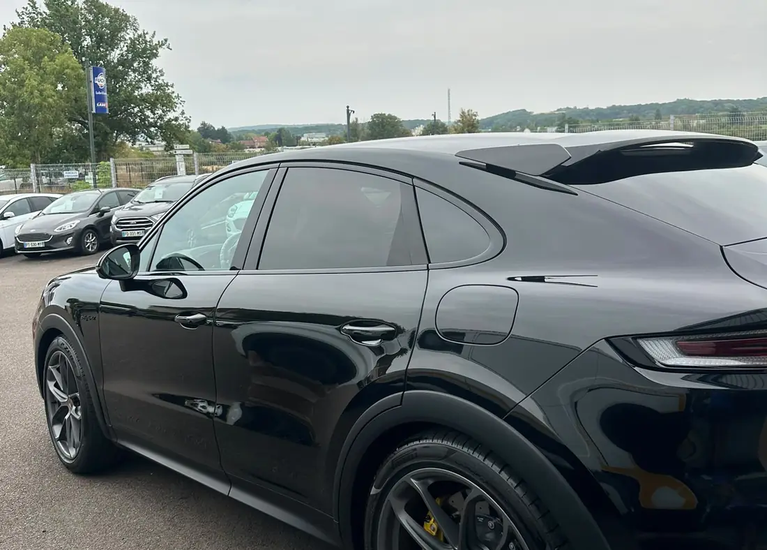 Porsche Cayenne noire garée après passage à l'atelier
