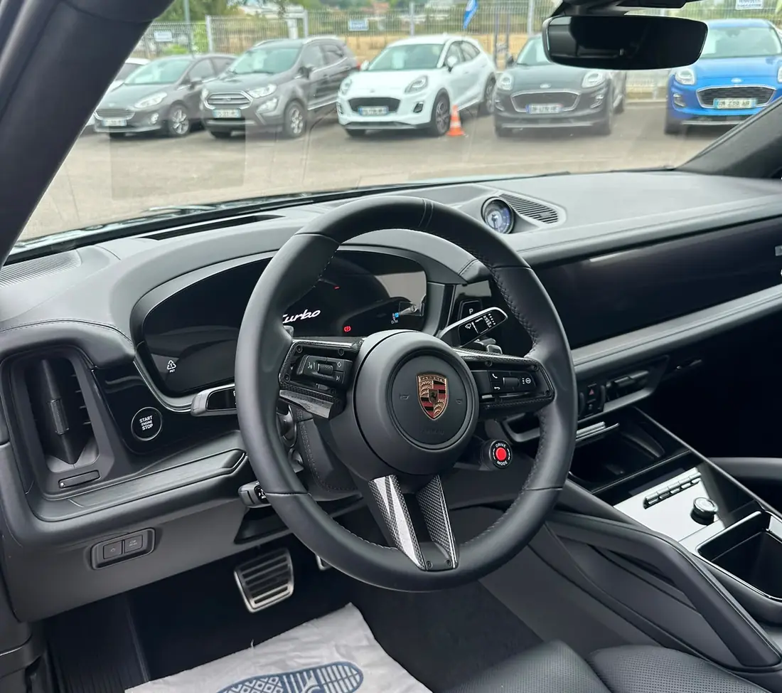 Habitacle d'une Porsche Cayenne après nettoyage complet
