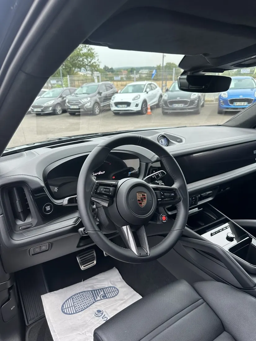 Poste de conduite d'une Porsche nettoyé, protections en place